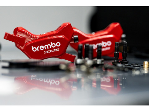 Гоночные тормоза будущего: Specialized и Brembo представляют инновации для Gravity-команды в 2025 году